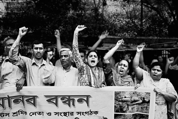 Garment worker leaders form a human chain in front of the Jatiya Press Club, demanding punishment for the killers of Aminul Islam, in Dhaka. (Gazi Nafis Ahmed)