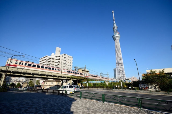The Tokyo Sky Tree (R), Genmori-bashi and a Tobu 6050 series train in October 2011. The Tokyo Sky Tree opened in May 2012. (ykanazawa1999/Flickr)