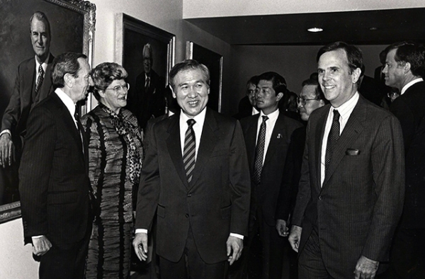 South Korean President Roh Tae Woo (L) and Marshall Bouton at an Asia Society luncheon in 1988. (Marcia Weinstein/Asia Society)