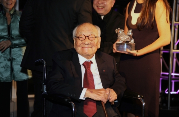 I.M. Pei smiles for the camera at the Asia Society Asia Game Changers Awards at the United Nations on October 27, 2016. (Ellen Wallop/Asia Society)