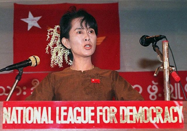 Aung San Suu Kyi addresses a gathering of supporters at her residential compound in Yangon, Burma on January 4, 1997. (David Van Der Veen/AFP/Getty Images)