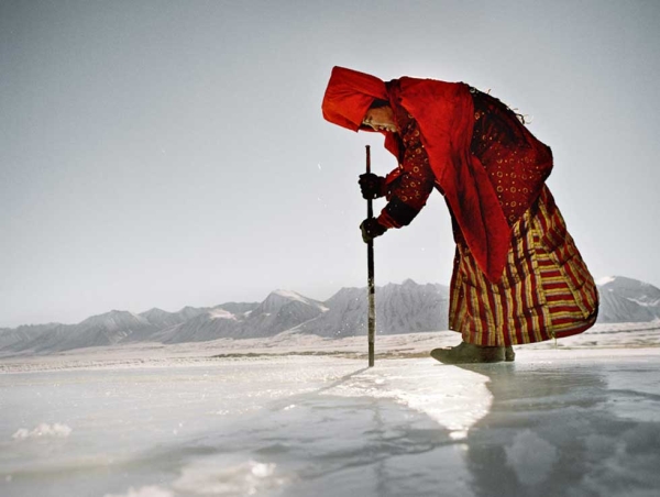Every morning throughout the winter, the girls from the Khan’s camp are in charge of getting water in sub-zero temperatures. They have to dig holes in the ice to find spring water, which freezes overnight. (Matthieu Paley)