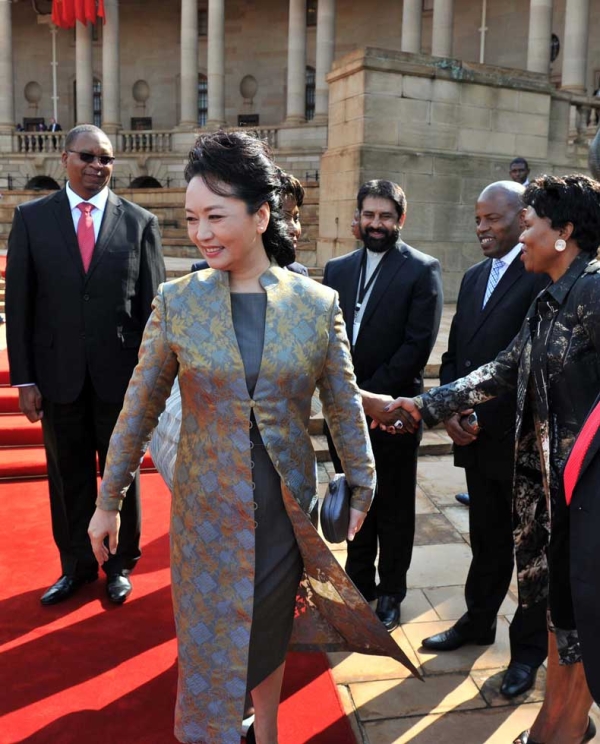 Peng Liyuan (C) is welcomed by officials upon her arrival in Pretoria on March 26, 2013. (Stringer/AFP/Getty Images)