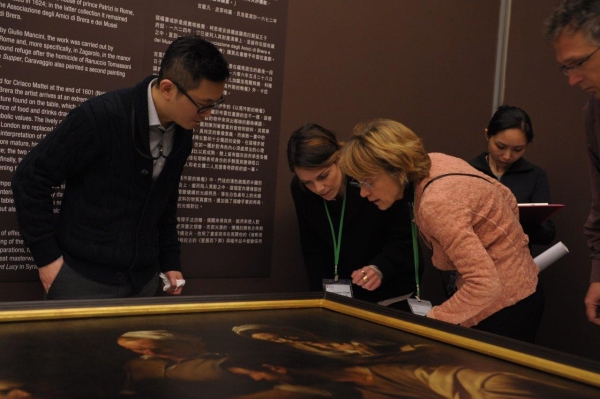 Mr. Dominique Chan (left), Exhibition Curator of Asia Society Hong Kong Center and Ms. Sandrina Bandera (right), Director of the Brera Museum inspected the painting