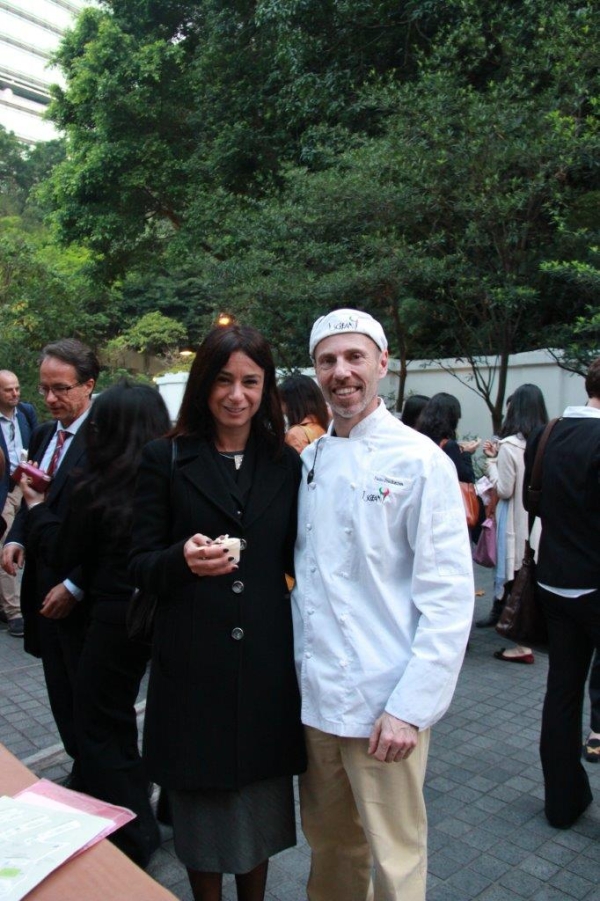 Open House evening on April 10.
(From left) Ms. Alessandra Schiavo, Consul-General of Italy in Hong Kong;
Chef of I-Scream Gelato