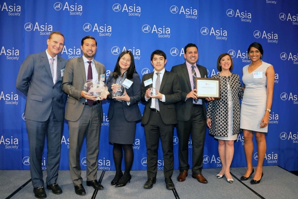 Philip Han (L2) and Suzzanne Yao (R3) on behalf of Goldman Sachs receive the award for Best Employer for APAs to Develop Workforce Skills. (Ellen Wallop/Asia Society)