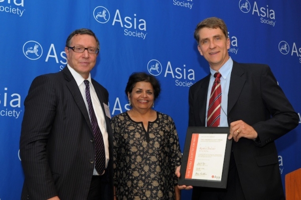 2010 prize winner Keith Bradsher (R), jury chair Norman Pearlstine (L) and Asia Society President Vishakha Desai. (Elsa Ruiz/Asia Society)