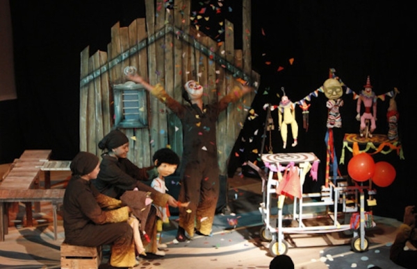 An image from the Papermoon Puppet Theatre's 'Mwathirika.' (Indra Wicaksono)