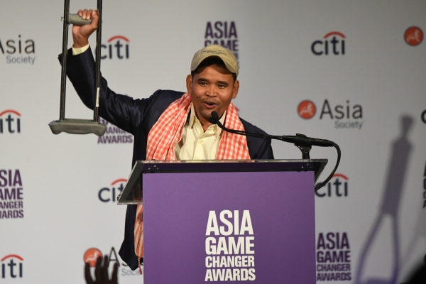 Leng Ouch receives an Asia Game Changer award