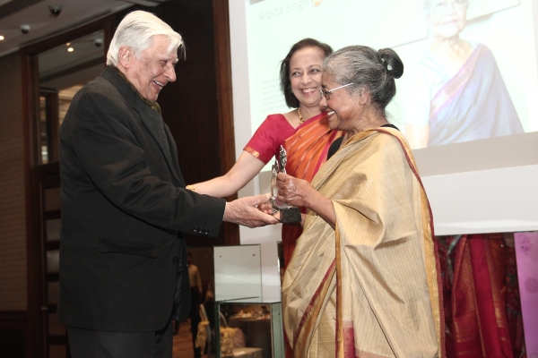 Arpita Singh receives the Asia Arts Vanguard Award from Krishen Khanna