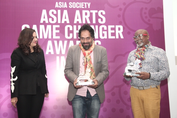 Sangita Jindal presents the Asia Arts Vanguard Award to Bose Krishnamachari and Riyas Komu of the Kochi Biennale Foundation