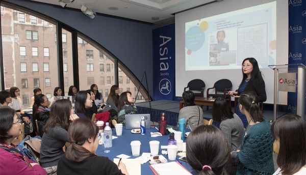 Yan Wang, an educator at Dixie Magnet Elementary School in Kentucky, presents to other Chinese language educators at the 2018 Asia Society Chinese Language Teachers Institute. (Elena Olivo/Asia Society)