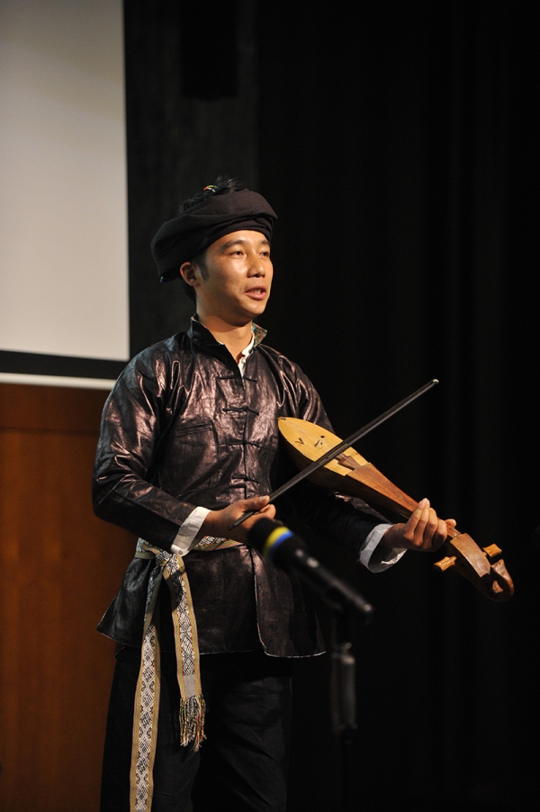 Master luthier performing the niutuiqin at Arts & Museum Summit in Hong Kong_1200x