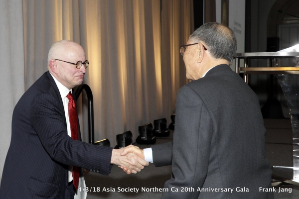 ASNC Advisory Board Co-Chair and Trustee Kenneth P. Wilcox (left) shakes hands with ASNC Advisory Board Chairman Emeritus Chong-Moon Lee (right) (Frank Jang/Asia Society)