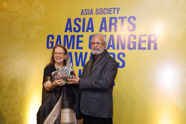 Gulammohammed Sheikh receives the Asia Arts Vanguard Awards from Pheroza Godrej