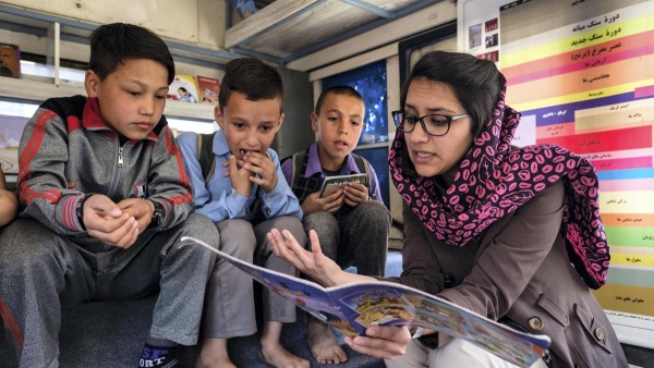 Freshta Karim reading to children