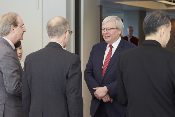 191119_36 Kevin Rudd - greeting guest