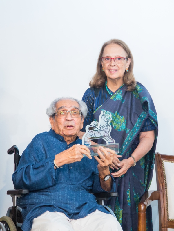 Akbar Padamsee receiving the award