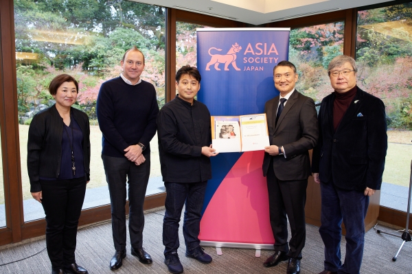 Mr. Kadota with Asia Society Japan director and founding members