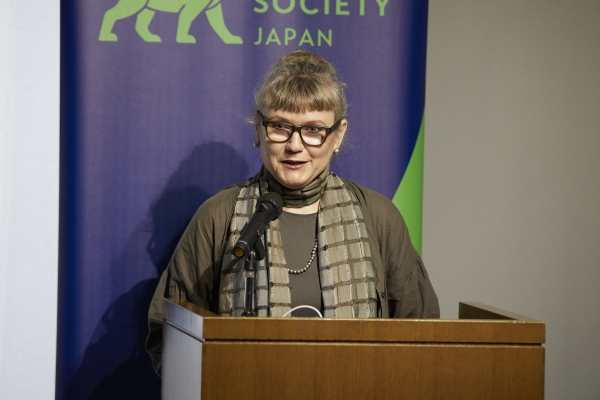 Melissa Rinne, senior specialist at Kyoto National Museum, at the podium speaking