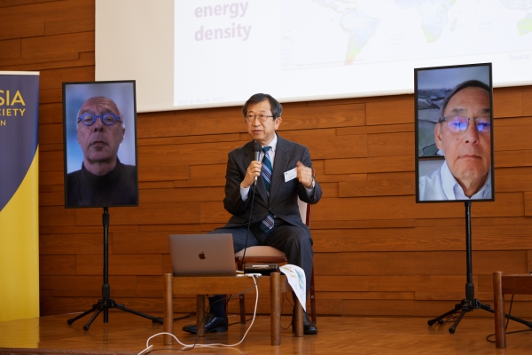 Tatsuya Terazawa giving his presentation