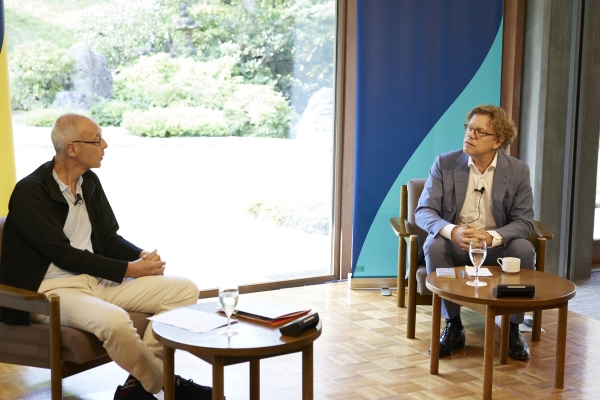 Swedish Ambassador H.E. Mr. Pereric Högberg in discussion with Jesper Koll
