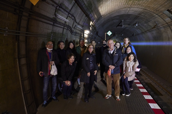 A group photo at Misashima Station, Seiichi Saito’s “JIKU #13 HOKUKOKU-Line” (Japan)