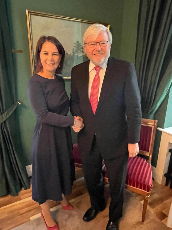 Kevin Rudd poses with German Foreign Minister Annalena Baerbock