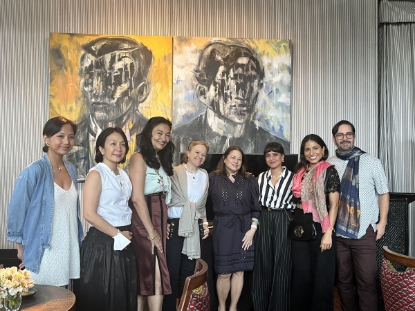 Wawi Navarroza (third one from the right) and Bambina Olivares (fourth one from the right) together with Manila House member attendees