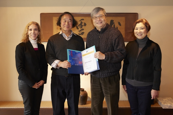 Mr. Takishita receiving a certificate from Asia Society Japan Arts Committee