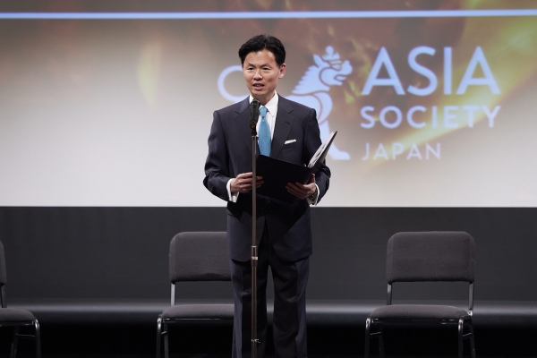 Asia Society Japan founding member James Kondo giving an opening remark