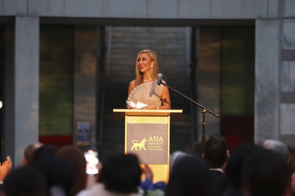 Toni Ko accepts the"Business Visionary" award