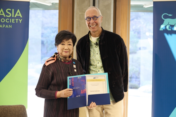 Jesper Koll giving a certificate to Tokyo Governor Yuriko Koike