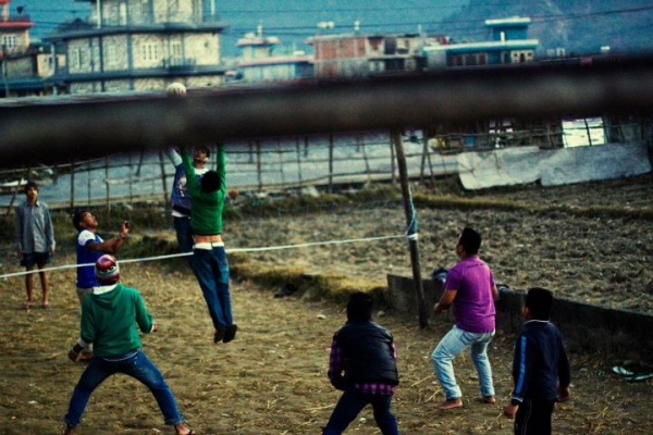 Children play street-side volleyball in Pokhara. (Sai Abishek)