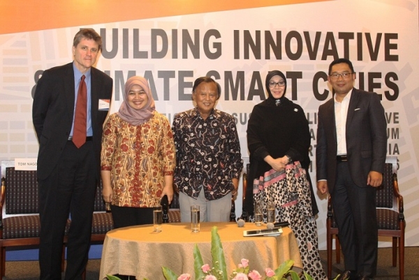 Asia Society’s Pacific Cities Sustainability Initiative (PCSI) Forum was held from May 31-June 2 in Jakarta, Indonesia. The Forum’s opening session was a panel discussion with Indonesian regional mayors. (Asia Society)
