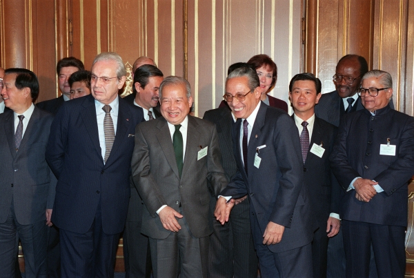 Sihanouk (front C) poses with UN Secretary General Javier Perez de Cuellar (front L), Philippines Foreign Secretary Raul Manglapus (front R) , and other delegates to the October 1991 Cambodian Peace Conference in Paris. (Eric Feferberg/AFP/Getty Images)