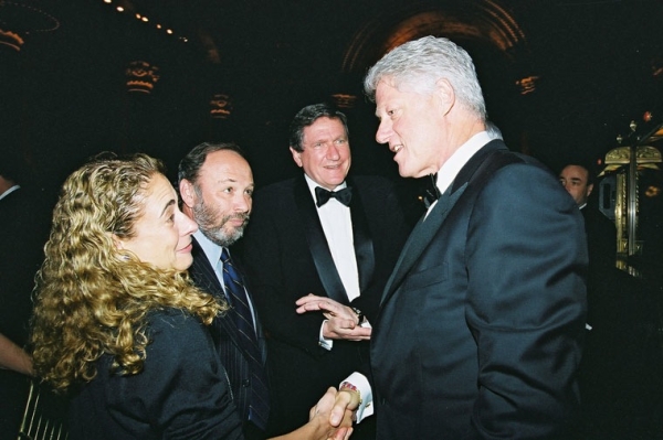 2003 prize winner Elisabeth Rosenthal (L) with, from left, Joe Klein, former Asia Society Chairman Richard Holbrooke and President Bill Clinton. (Elsa Ruiz/Asia Society)