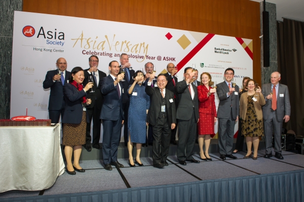 Asia Society global trustees along with Matthew Koder, Mr. Tsang Tak-sing, GBS, JP, Secretary for Home Affairs, Douglas So, Executive Director, The Hong Kong Jockey Club, Hanrietta Fore, Ronnie Chan, and Alice Mong made a toast on stage. (Nick Mak)
