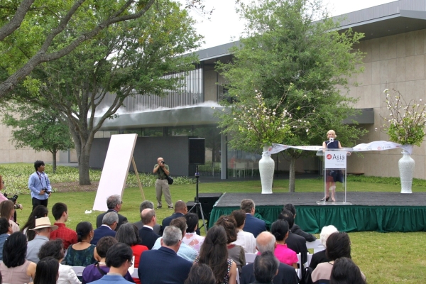Texas Center Executive Director Martha Blackwelder welcomed dignitaries and guests who gathered to celebrate the opening of Asia Society's new Houston headquarters (Bill Swersey/Asia Society).