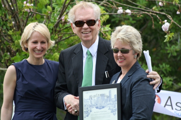 Martha Blackwelder, Texas Center Chairman of the Board Charles C. Foster and Houston Mayor Annise D. Parker pose with an official proclamation honoring the Texas Center (Bill Swersey/Asia Society).