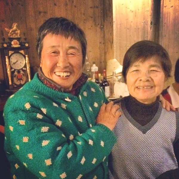 Auntie Wang drops by during the dinner to wish Ou Ning’s mother and the family a happy New Year. (Sun Yunfan)