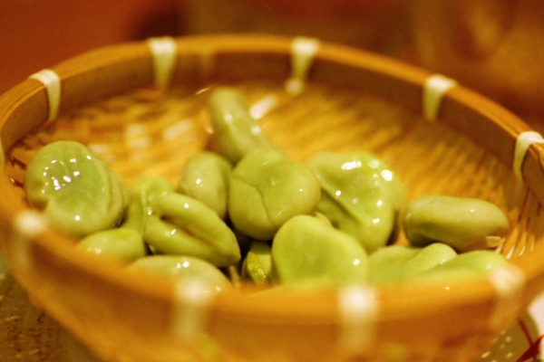 Broad beans (Photo by kanonn/flickr)
