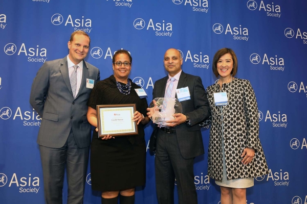 Pavan Ketty (R2) and Jennifer Andrews (L2) on behalf of Credit Suisse receive the award for Best Employer for Sponsorship of Asian Pacific Americans. (Ellen Wallop/Asia Society)