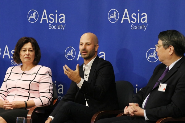 Ido Leffler, Founder and CEO, Yoobi (center); with Hekia Parata, Minister of Education, New Zealand; and Lizhong Yu, Chancellor of NYU Shanghai (Ellen Wallop/Asia Society)
