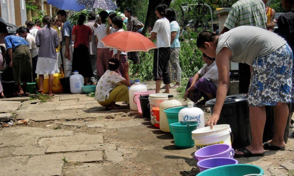 Residents queue to get drinking water in Yangon on May 5, 2008. (Hla Hla Htay/AFP/Getty Images)