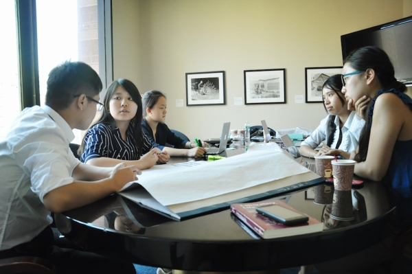The Young Scholars brainstorm during the first “Innovation Hub.” These gatherings serve as an opportunity for the scholars to discuss, synthesize, and apply their observations in order to devise an actionable social innovation project in China. (Zhangbolong Liu & Zhu Xi/Asia Society)