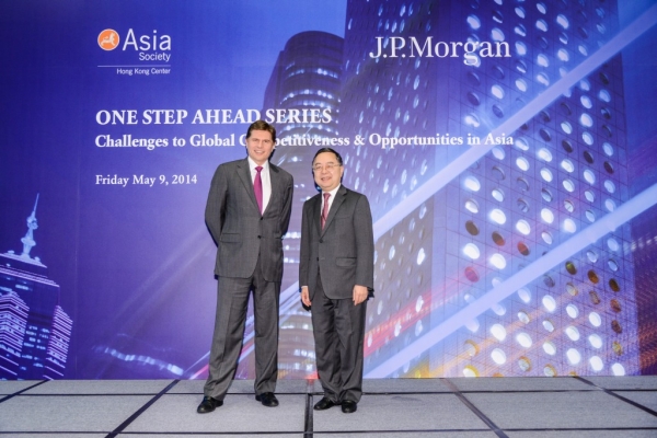 Nicolas Alejandro Aguzin (L), Chairman and CEO of Asia Pacific, J.P. Morgan, and Ronnie C. Chan, Co-Chair, Asia Society & Chairman, Hang Lung Properties in the symposium on May 9, 2014. (Asia Society Hong Kong Center) 