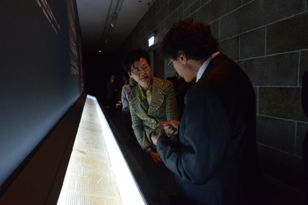 Dr. Adolfo Roitman narrated the Isaiah Scroll during the preview tour