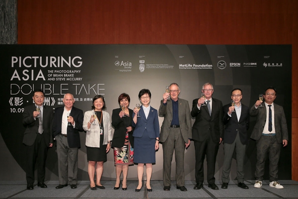 L to R: Sun Lau, Senior Director, Epson; Steve McCurry; Alice Mong, ASHK Executive Director; Nirmala Menon, Head of Designated Markets and  Health for Asia, MetLife; Carrie Lam, Chief Secretary for Administration; Ian Wedde, curator; Jonathan Flaws, New Zealand collector; Gary Wong, Sales Director (Asia Pacific Region), Phase One; Joey Chu, Representative, Education Development Foundation Association