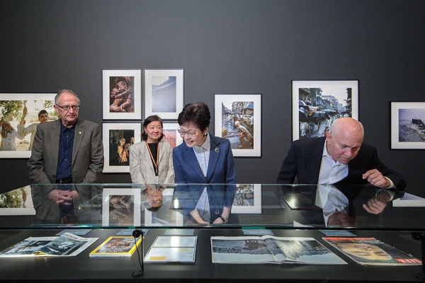 Carrie Lam and Steve McCurry look at the exhibits.